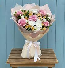 Букет цветов из:  Гвоздики, Орхидеи и Розы в Рефтинском