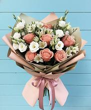 Букет цветов из:  Розы, Альстромерии и Лизиантусы в Рефтинском