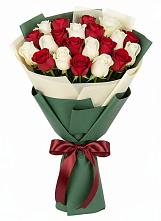 Букет Микс из красных и белых роз в Рефтинском