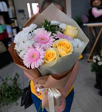 Букет цветов из:  Герберы, Розы и Хризантемы в Рефтинском