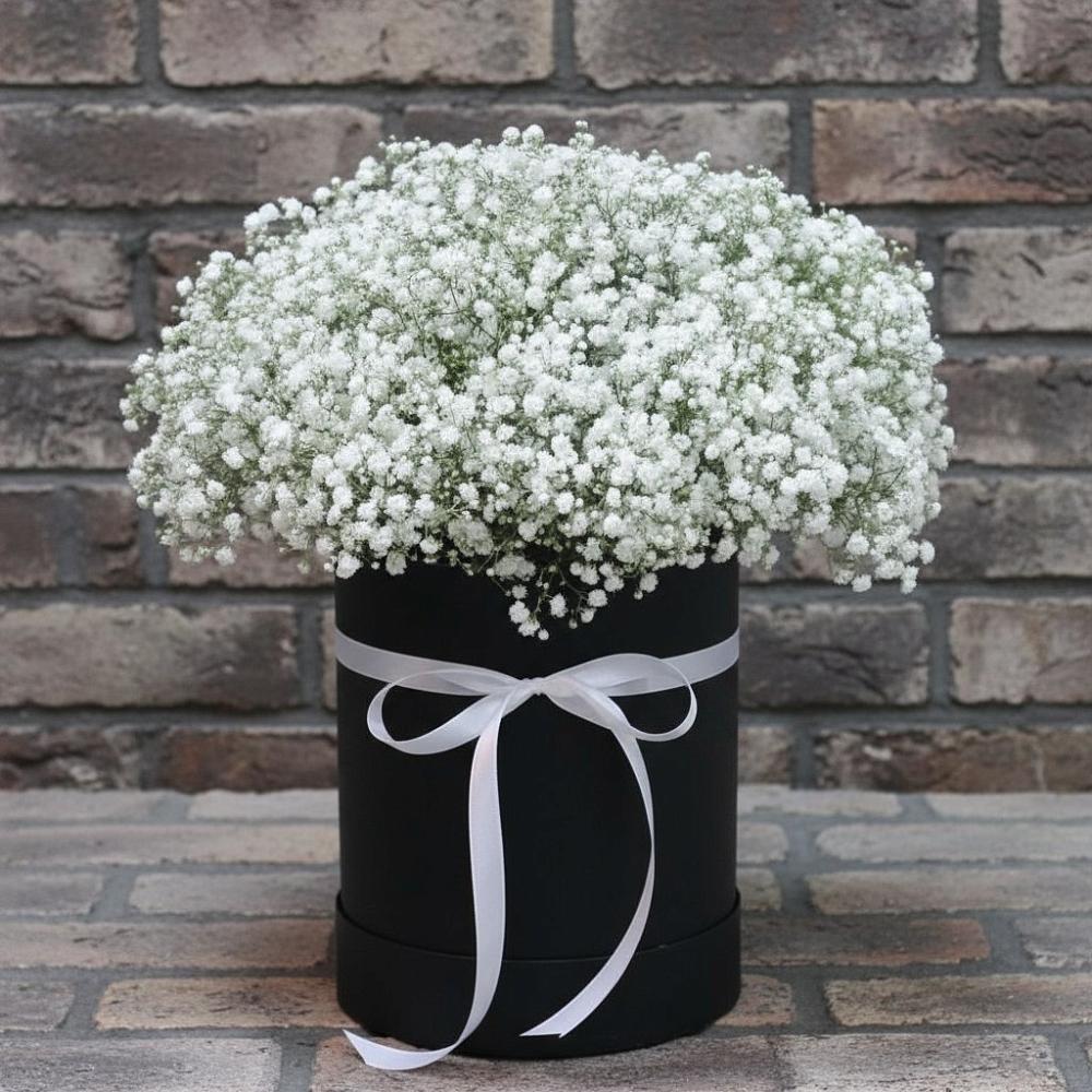 Цветочная композиция из Гипсофила в шляпной коробке в Рефтинском