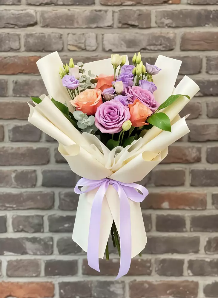 Букет цветов из: Лизиантусы и Розы в Рефтинском