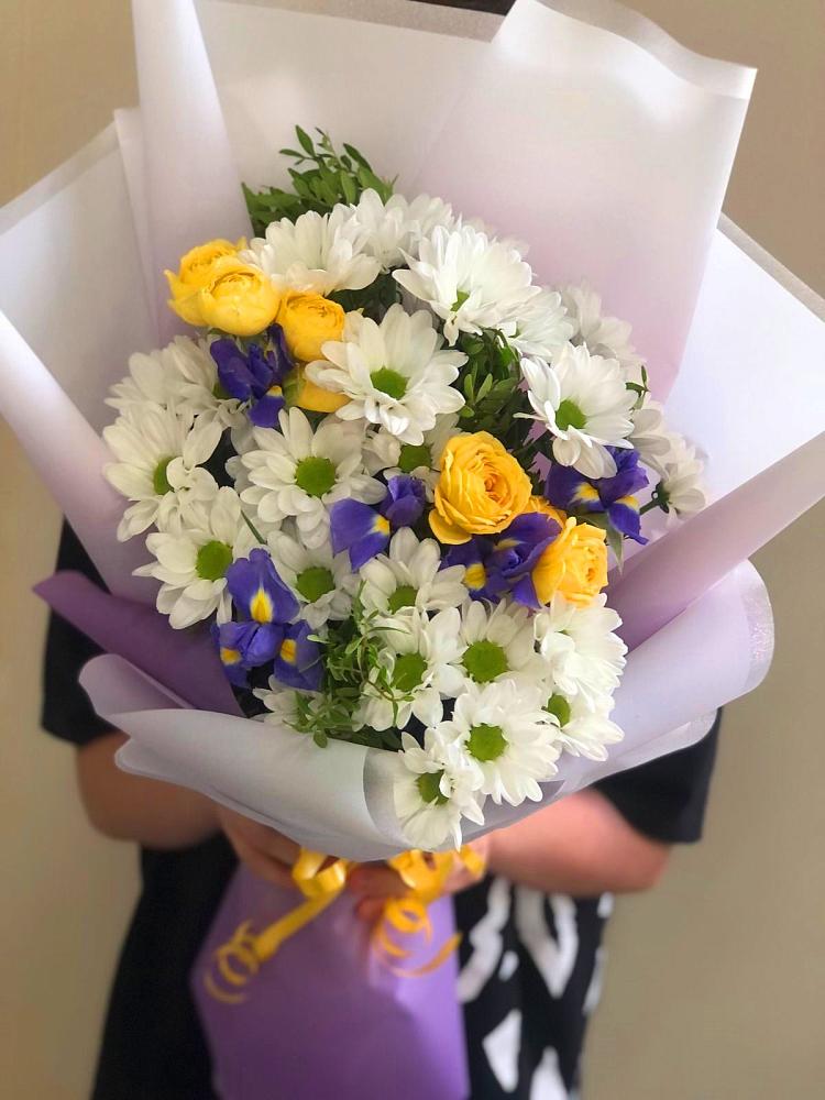 Букет цветов из: Ирисы, Хризантемы и Розы в Рефтинском