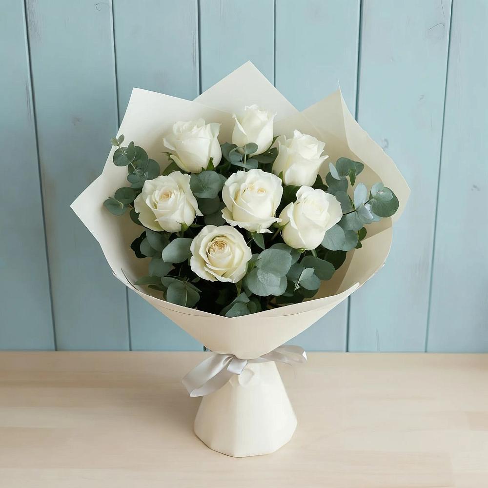 Букет Белые розы в Эвкалипте в Рефтинском