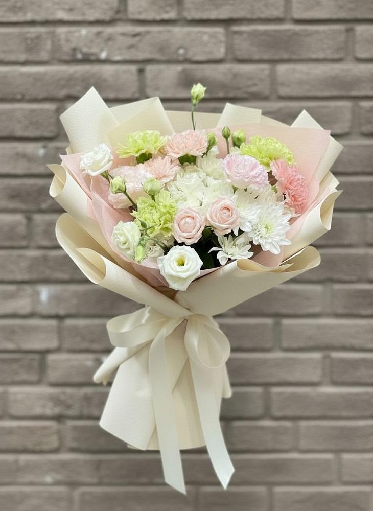 Букет цветов из: Гвоздики, Розы, Лизиантусы и Хризантемы в Рефтинском