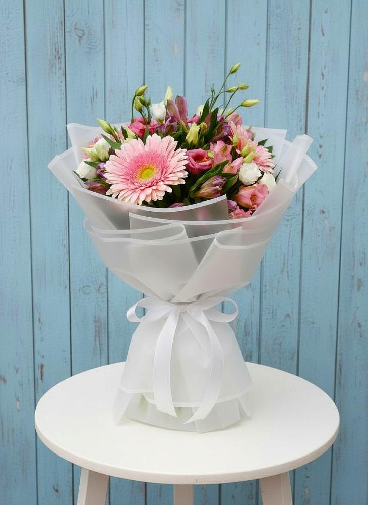 Букет цветов из: Герберы, Альстромерии и Лизиантусы в Рефтинском