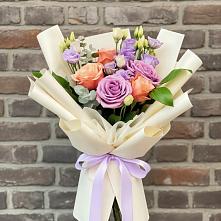 Букет цветов из:  Лизиантусы и Розы в Рефтинском