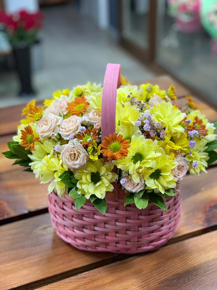 Цветочная композиция из Хризантемы и Розы в корзине в Рефтинском