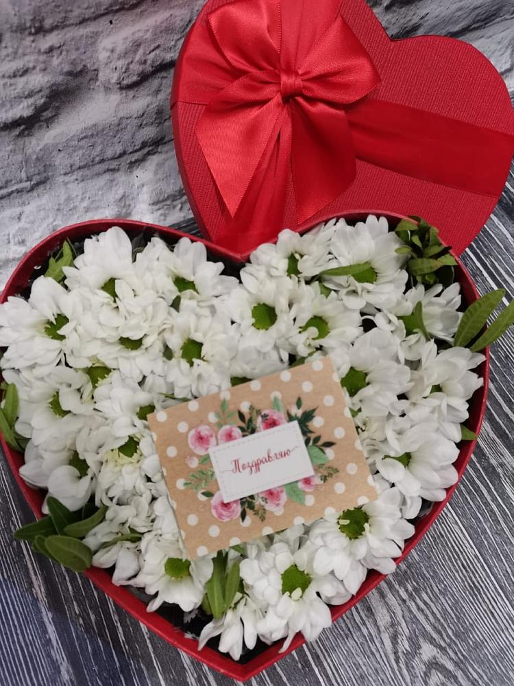 Цветочная композиция из Хризантемы в виде сердца в Рефтинском