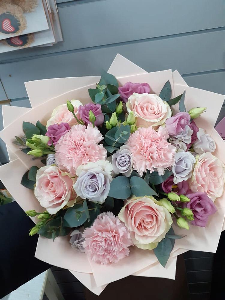 Букет цветов из: Розы, Гвоздики и Лизиантусы в Рефтинском