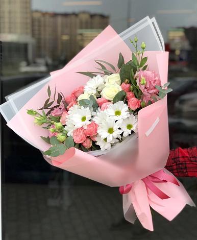Букет цветов из: Розы, Лизиантусы и Хризантемы в Рефтинском