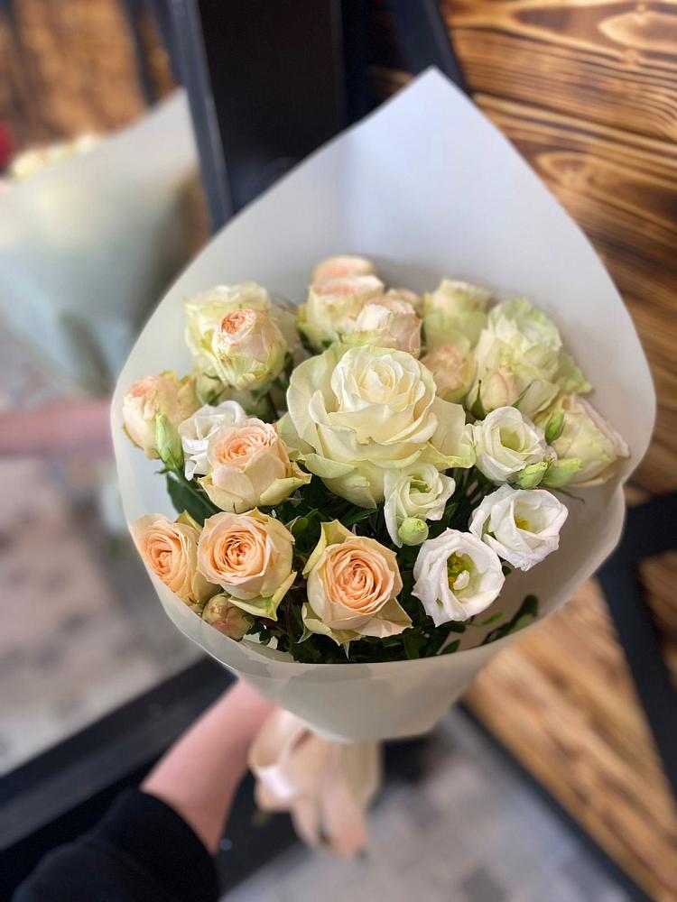 Букет цветов из: Розы и Лизиантусы в Рефтинском